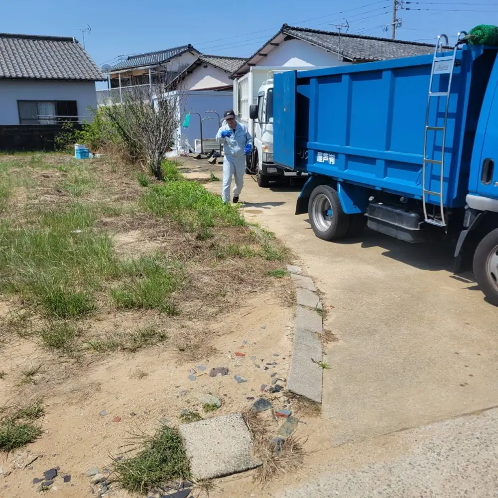 遠賀郡芦屋町の倉庫外回りの粗大ゴミ・不用品の回収 画像1